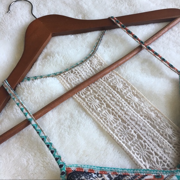 ✌🏼Boho Crochet Lace Yoke Tiered Ruffle Front Top - Picture 4 of 8